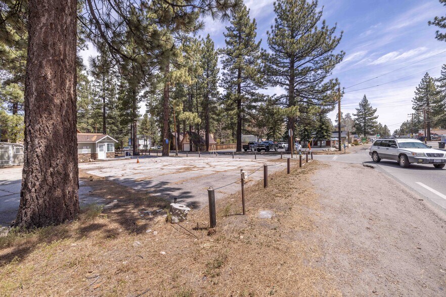 401 W Big Bear Blvd, Big Bear City, CA à louer - Photo de l’immeuble – Image 3 sur 19