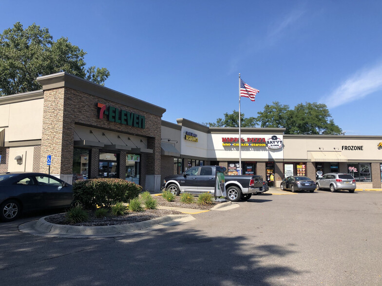 2141-2181 N Pontiac Trail, Commerce Township, MI à louer - Photo de l’immeuble – Image 2 sur 6