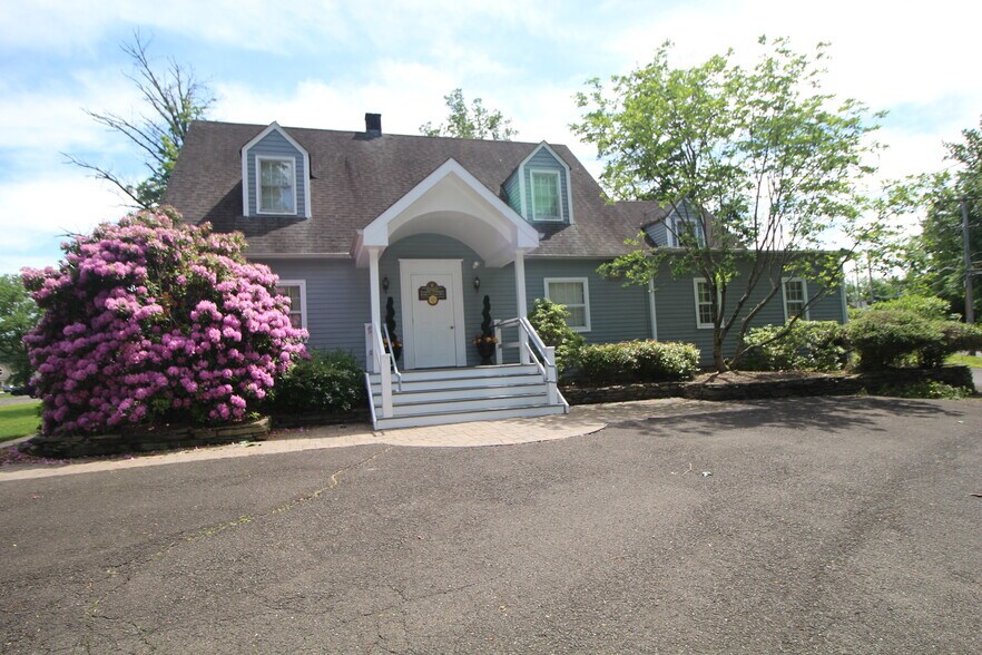 1666 Edgewood Rd, Yardley, PA à vendre - Photo de l’immeuble – Image 3 sur 62