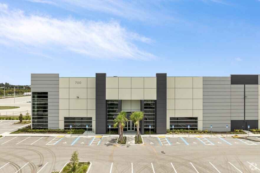 700 S Kings Hwy, Fort Pierce, FL à vendre - Photo de l’immeuble – Image 3 sur 24