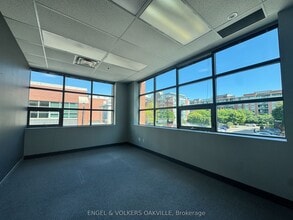 125 Lakeshore Rd E, Mississauga, ON à louer Photo intérieure– Image 1 sur 9