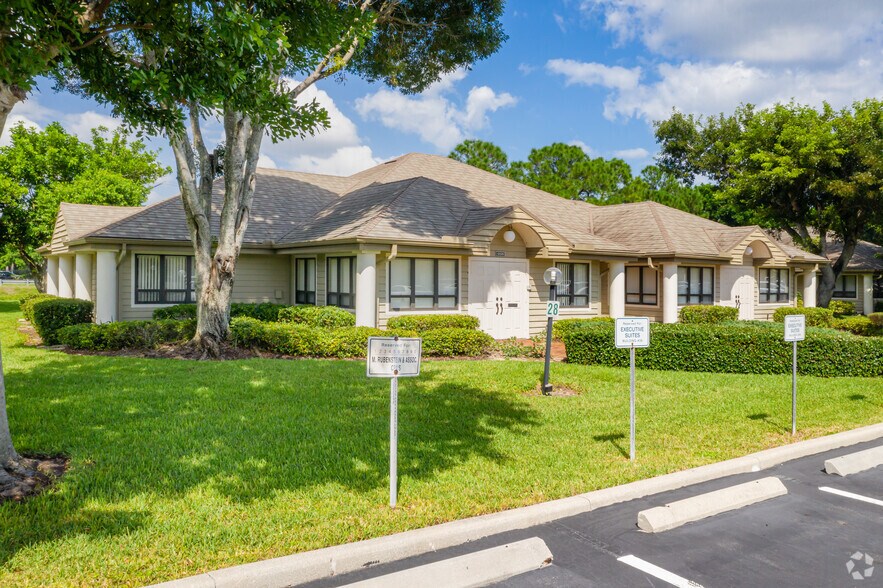 12535 New Brittany Blvd, Fort Myers, FL à vendre - Photo de l’immeuble – Image 2 sur 9