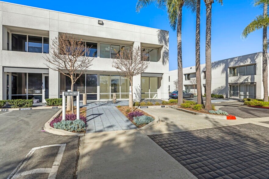 711 W 17th St, Costa Mesa, CA à louer - Photo de l’immeuble – Image 2 sur 9