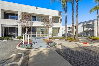 711 W 17th St, Costa Mesa, CA à louer Photo intérieure– Image 2 sur 25