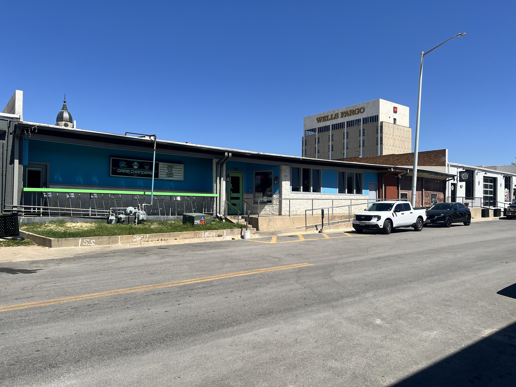 119 S Elm St, Denton, TX à louer Photo de l’immeuble– Image 1 sur 7