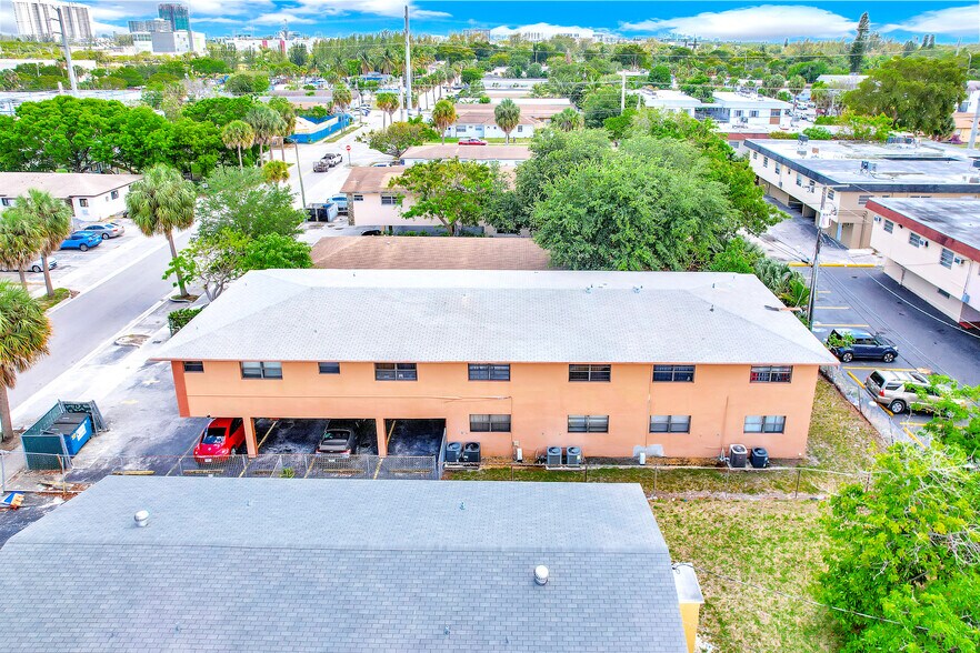 16178 NE 19th Pl, Miami, FL à vendre - Photo de l’immeuble – Image 2 sur 12