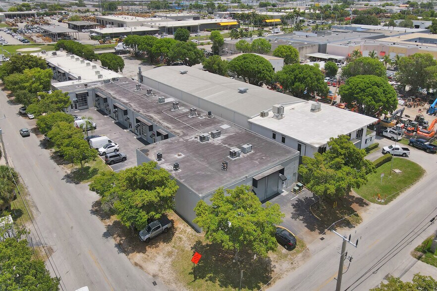 Doral Mia High-End Industrial Portfolio portefeuille de 3 biens à vendre sur LoopNet.fr - Photo de l’immeuble – Image 3 sur 4
