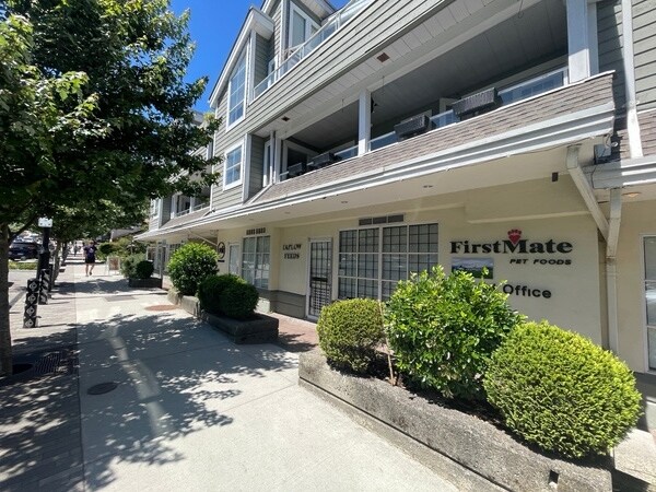 4390 Gallant Ave, North Vancouver District, BC à louer Photo de l’immeuble– Image 1 sur 3