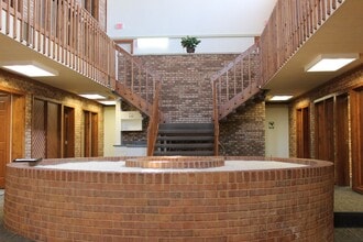 2176 N Biomet Dr, Warsaw, IN à louer Photo intérieure– Image 2 sur 5