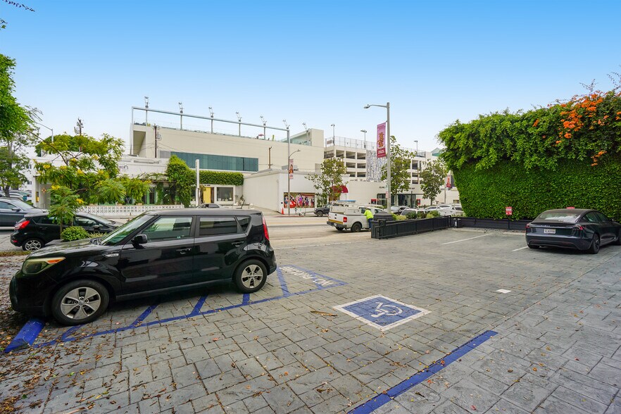 8750 Melrose Ave, Los Angeles, CA à louer - Photo de l’immeuble – Image 3 sur 4