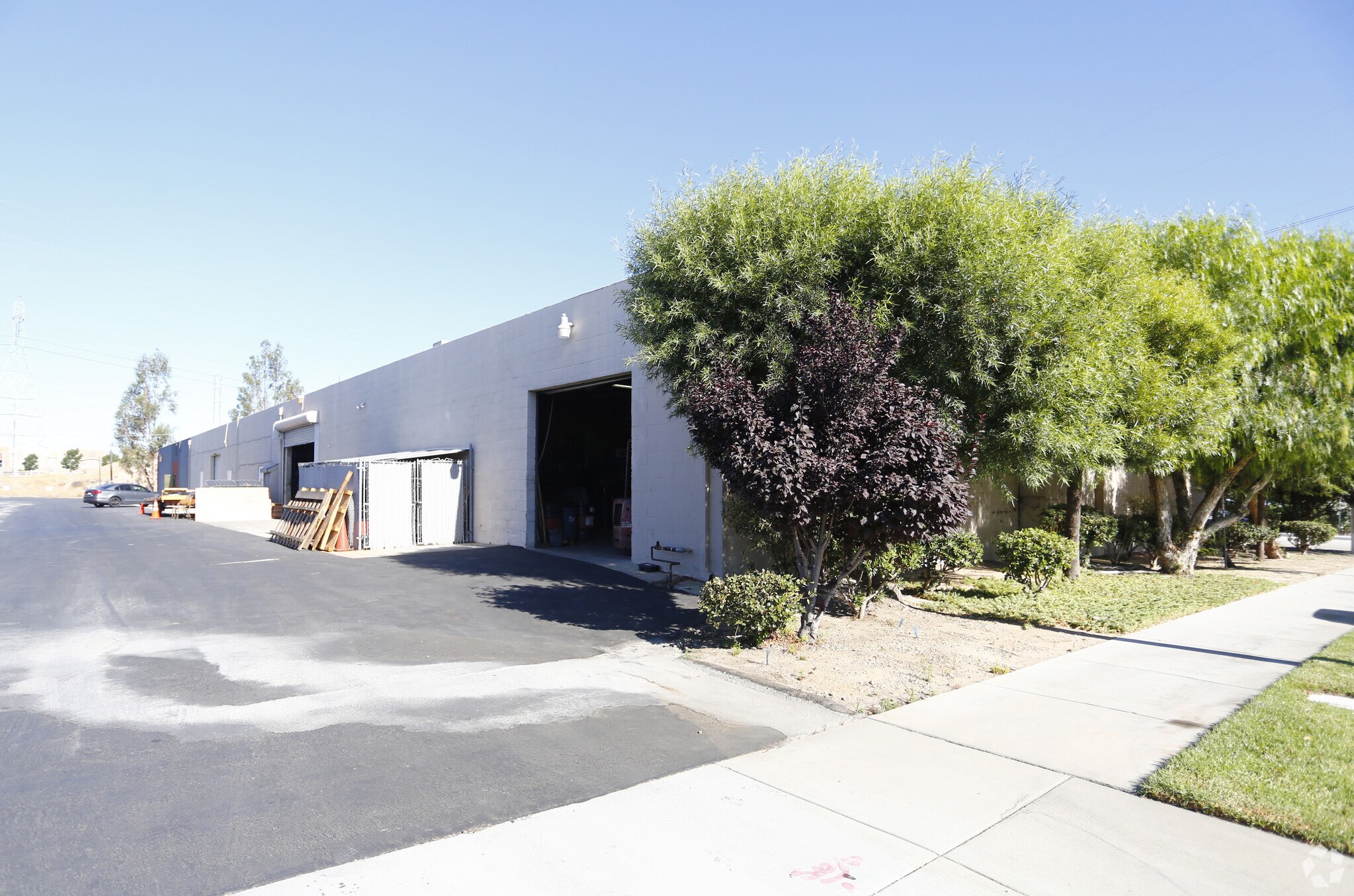 26541 Ruether Ave, Santa Clarita, CA à louer Photo de l’immeuble– Image 1 sur 5