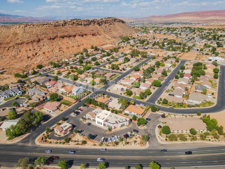 2351 S River Rd, Saint George, UT à louer - Photo de l’immeuble – Image 3 sur 7
