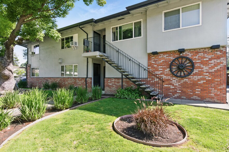 1255 E Woodside Rd, Redwood City, CA à vendre - Photo de l’immeuble – Image 3 sur 40