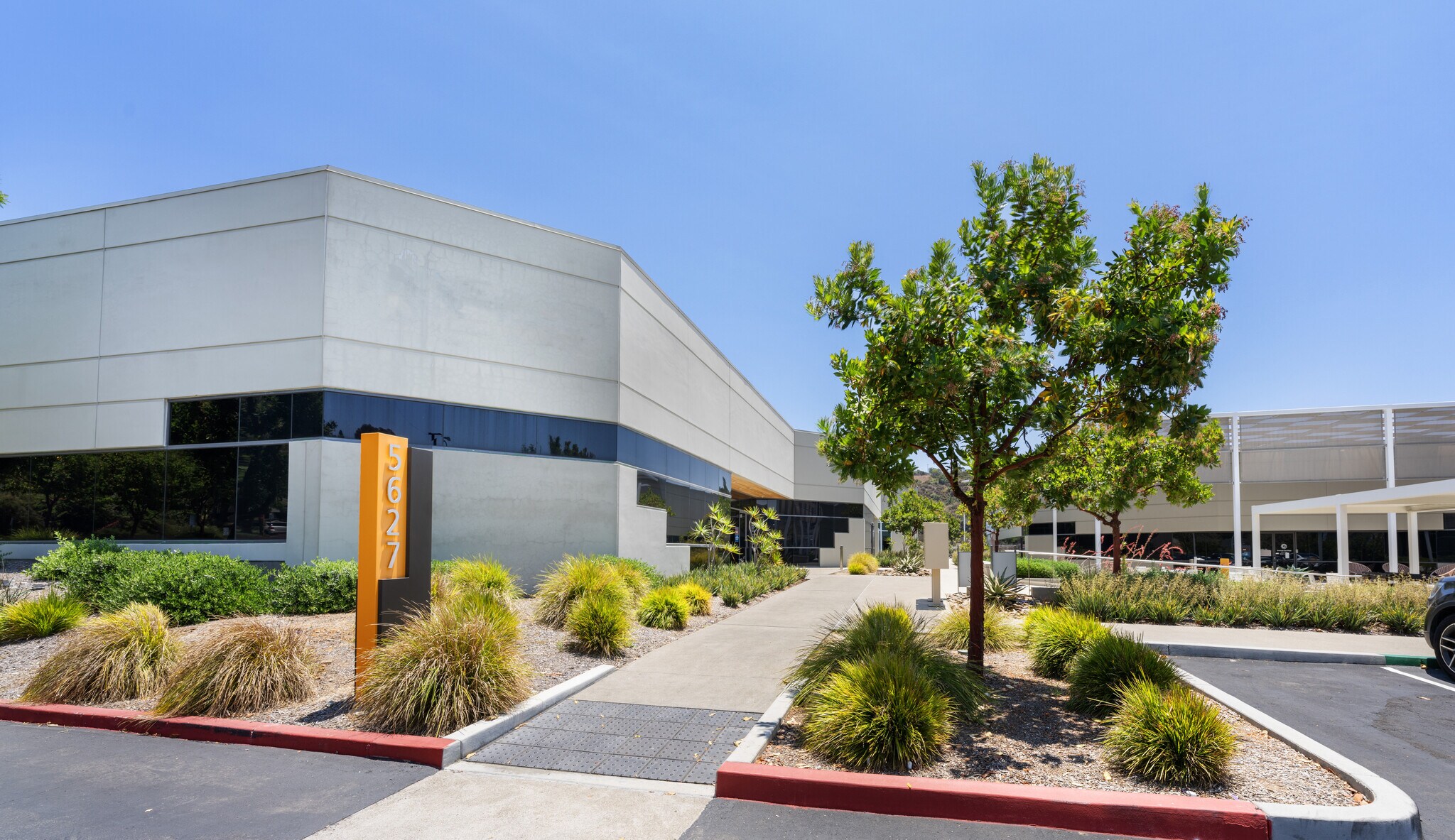 5627 Oberlin Dr, San Diego, CA à louer Photo principale– Image 1 sur 4