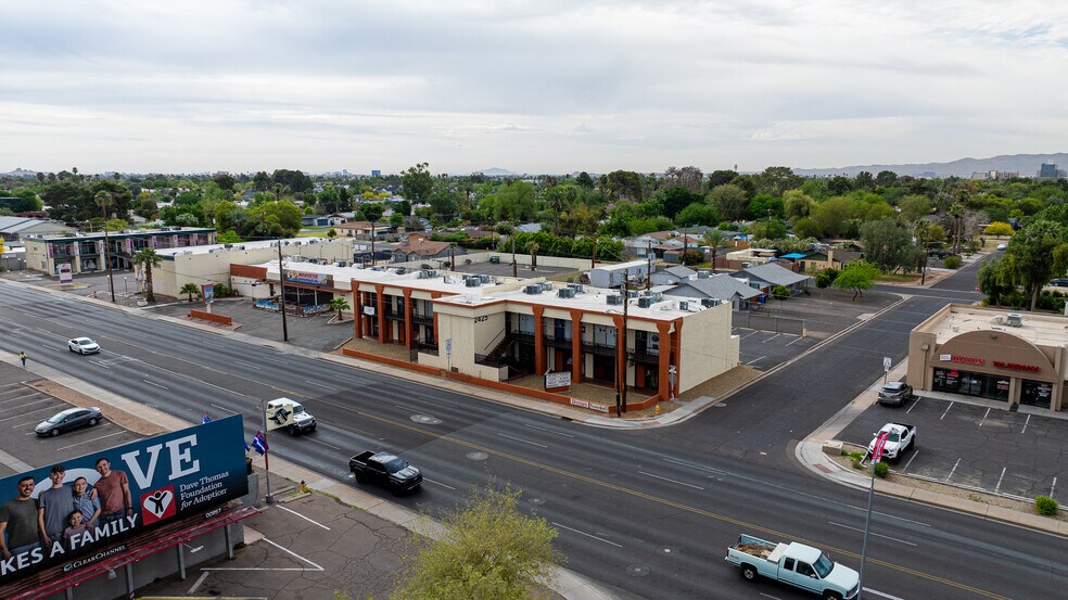 2425 E Thomas Rd, Phoenix, AZ à louer - Photo de l’immeuble – Image 2 sur 14