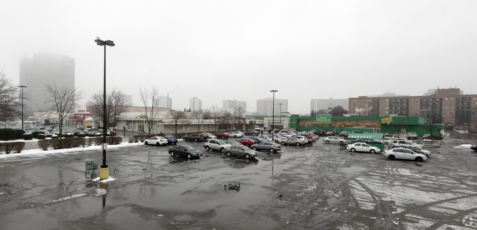 45 Overlea Blvd, Toronto, ON à louer - Photo principale – Image 1 sur 3