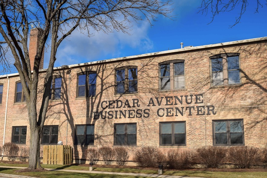 1020 Cedar Ave, St Charles, IL à louer - Photo de l’immeuble – Image 1 sur 11