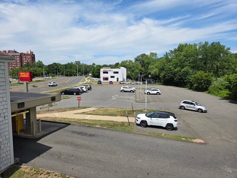 339 Hemingway Ave, East Haven, CT à louer - Photo de l’immeuble – Image 3 sur 5