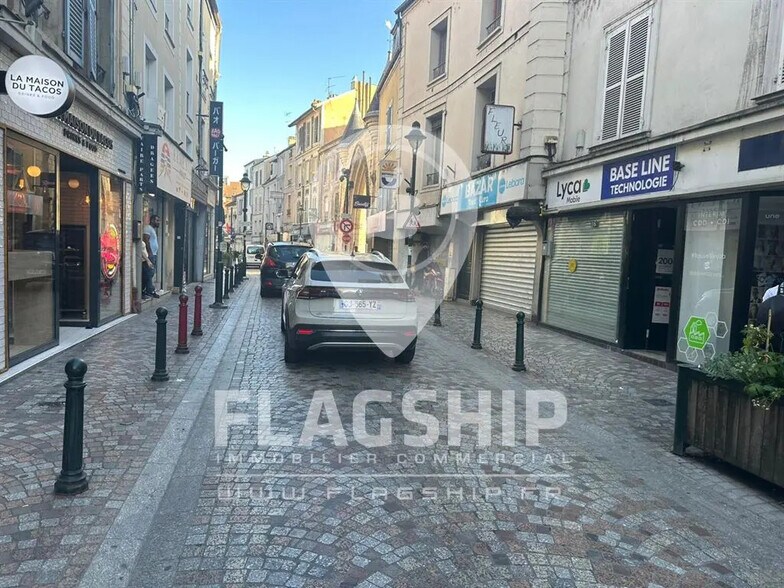 Local commercial dans Corbeil-Essonnes à louer - Photo de l’immeuble – Image 3 sur 3
