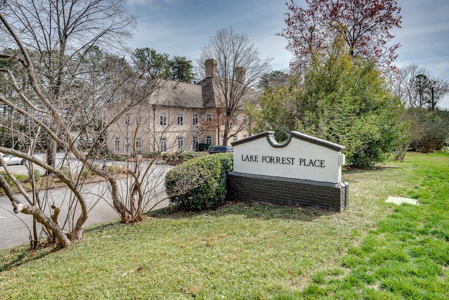 6065 Lake Forrest Dr NW, Atlanta, GA à vendre - Photo de l’immeuble – Image 2 sur 27