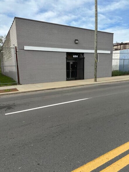 126 W 7 Mile Rd, Detroit, MI à vendre - Photo de l’immeuble – Image 3 sur 9