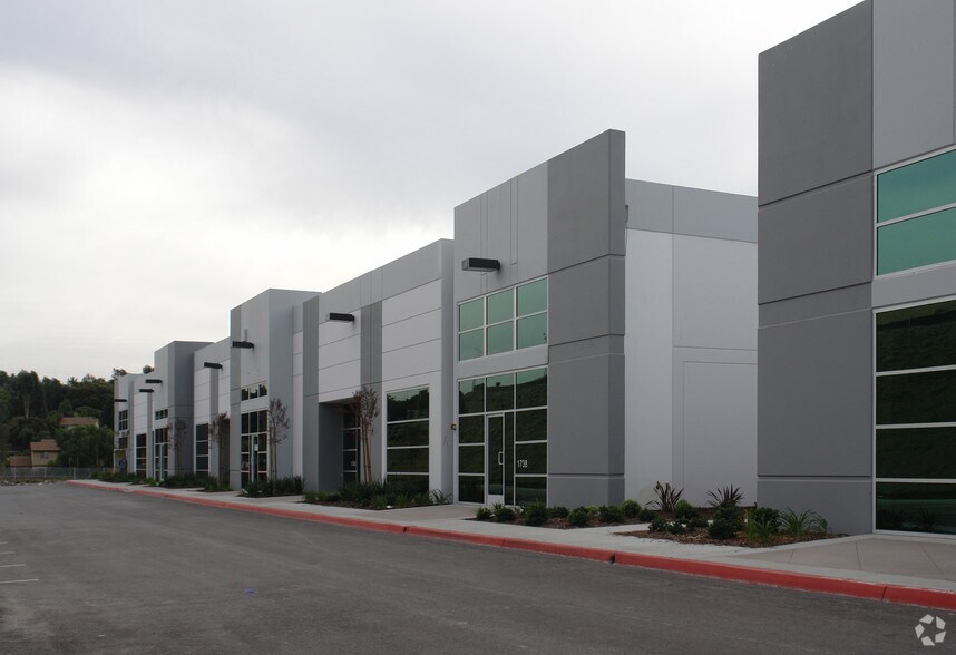 1738-1752 Ord Way, Oceanside, CA à louer - Photo de l’immeuble – Image 1 sur 4