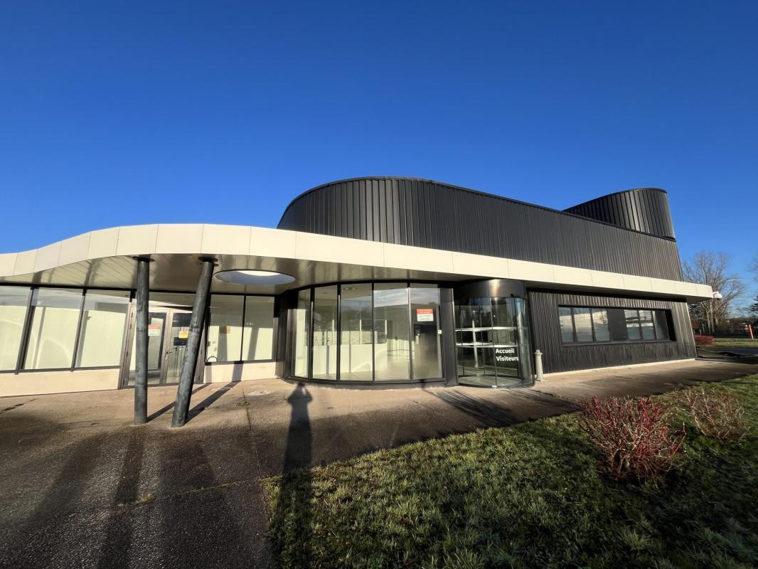 Industriel/Logistique dans Élancourt à louer Photo de l’immeuble– Image 1 sur 12