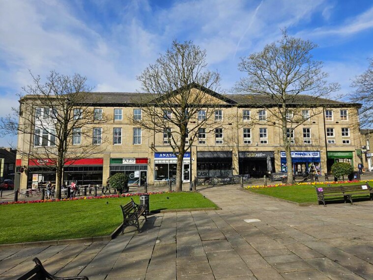 Norfolk Sq, Glossop à vendre Photo de l’immeuble– Image 1 sur 2