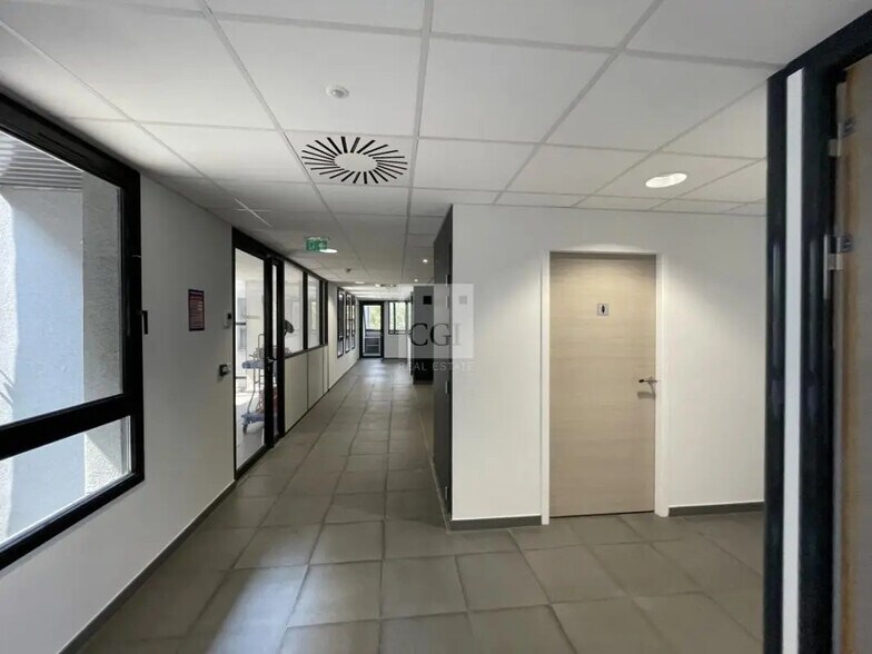 Bureau dans Sassenage à louer - Photo de l’immeuble – Image 3 sur 4