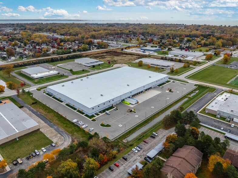 52017 Sierra Dr, New Baltimore, MI à louer - Photo de l’immeuble – Image 3 sur 5