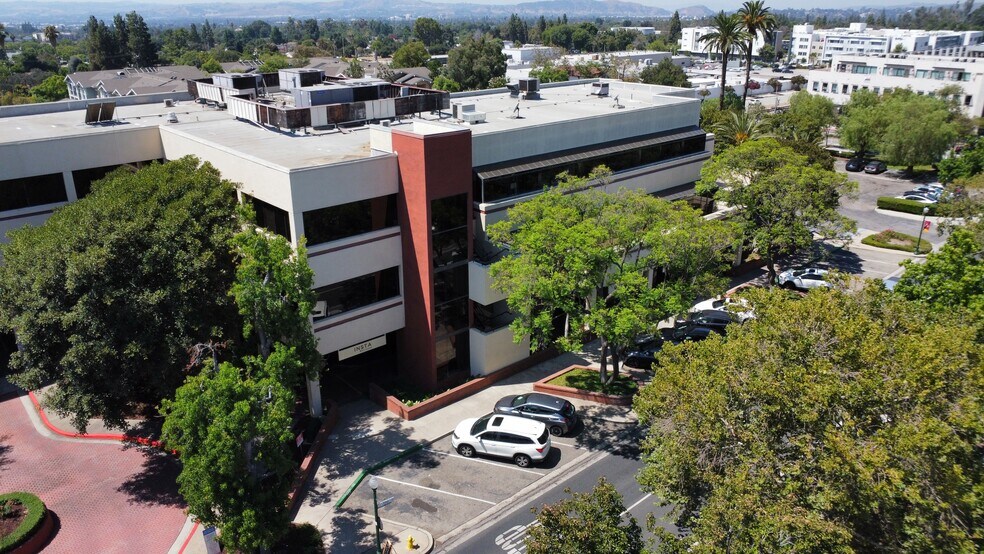 250 W 1st St, Claremont, CA à louer - Photo de l’immeuble – Image 2 sur 7