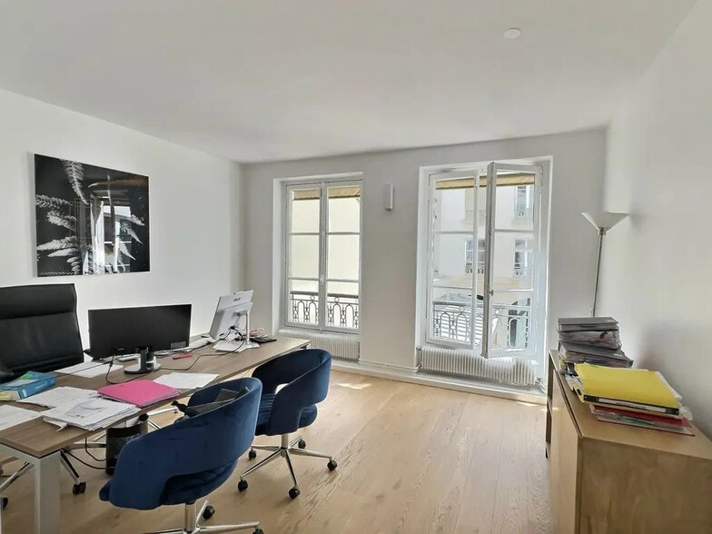18 Rue De L'Arcade, Paris à louer - Photo de l’immeuble – Image 1 sur 5
