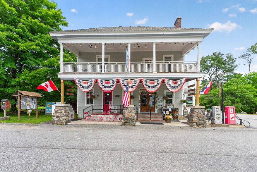 899 E Shore Dr, Adirondack, NY à vendre - Photo de l’immeuble – Image 1 sur 35