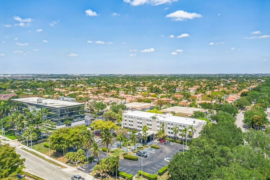 7925 NW 154th St, Miami Lakes, FL à vendre - Photo de l’immeuble – Image 3 sur 22