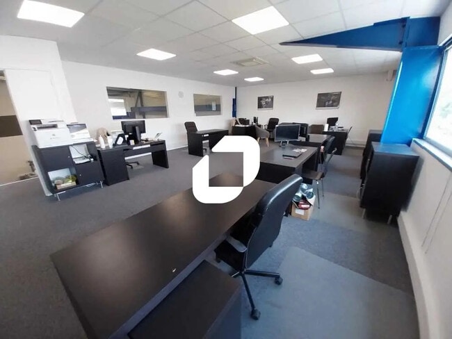 Plus de détails pour Bureau, Local commercial à louer