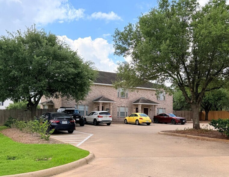 1128-1136 Gridiron Drive, College Station, TX à vendre - Photo principale – Image 1 sur 24