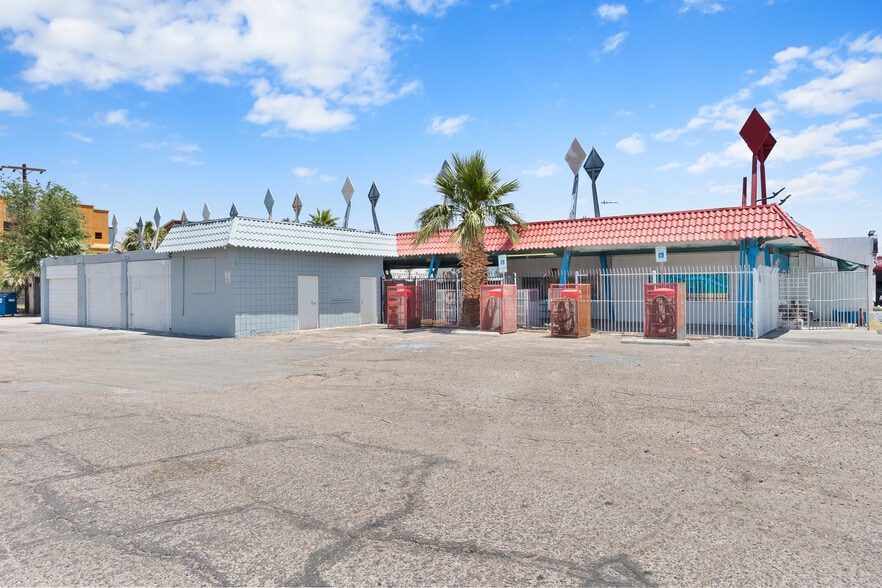 1961 E Charleston Blvd, Las Vegas, NV à louer - Photo de l’immeuble – Image 1 sur 16