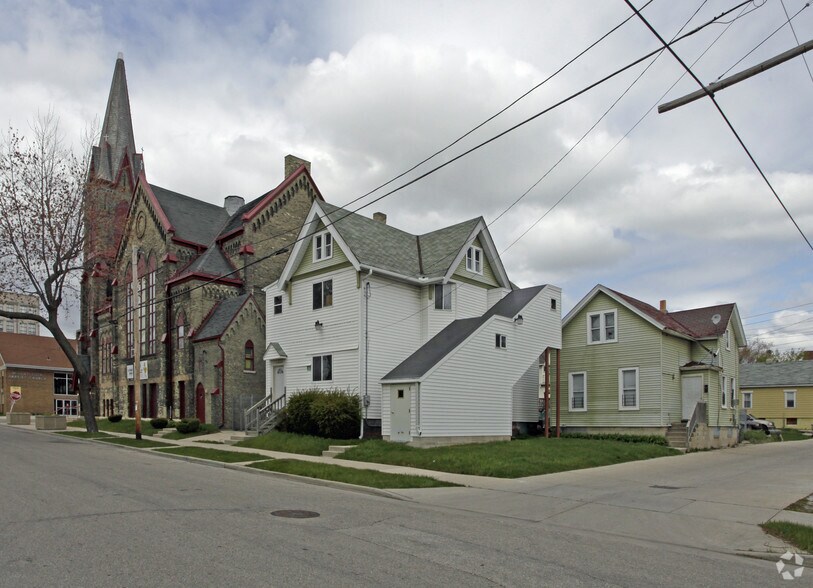 124-140 W Garfield Ave, Milwaukee, WI à louer - Photo de l’immeuble – Image 3 sur 8