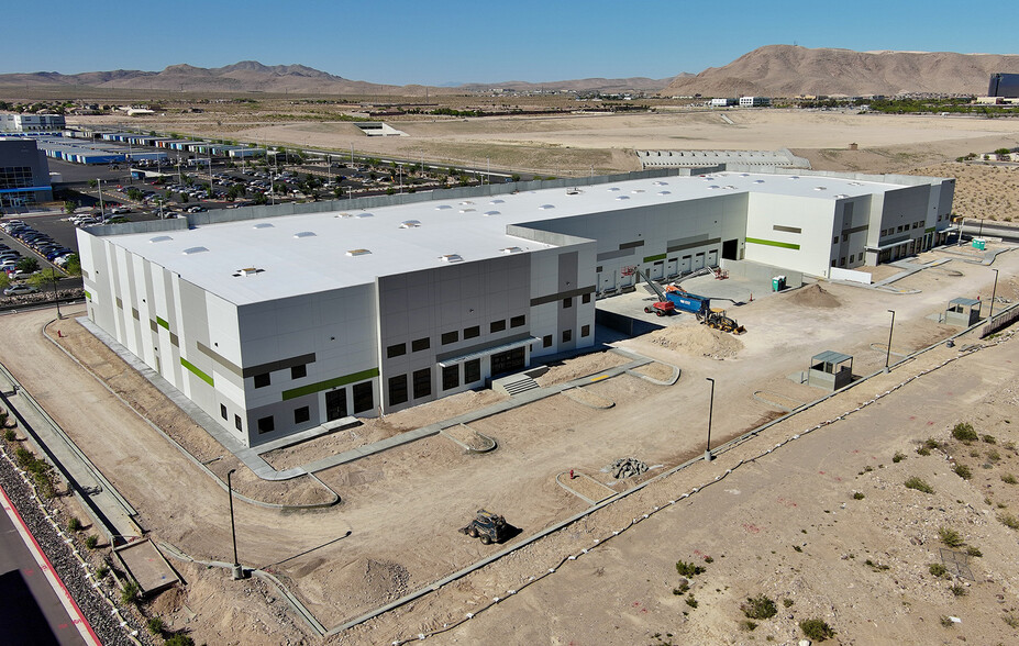Bermuda Rd, Henderson, NV à louer - Photo de l’immeuble – Image 3 sur 4
