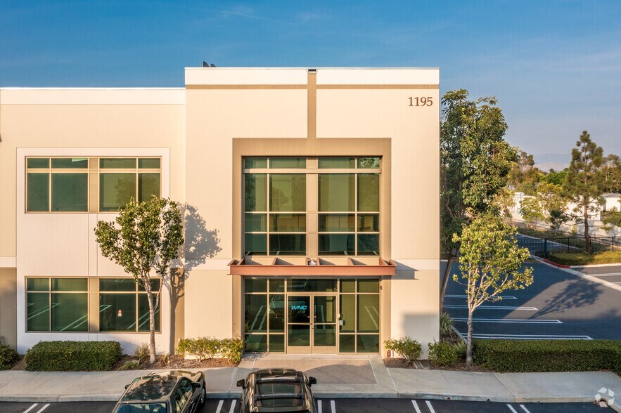 1195 Warner Ave, Tustin, CA à louer - Photo de l’immeuble – Image 2 sur 4