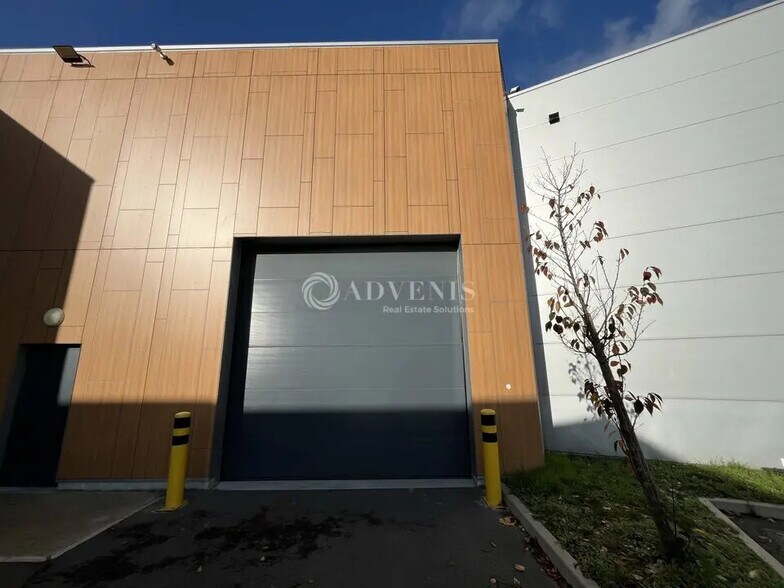 Local d’activités dans Grigny à louer - Photo de l’immeuble – Image 2 sur 12