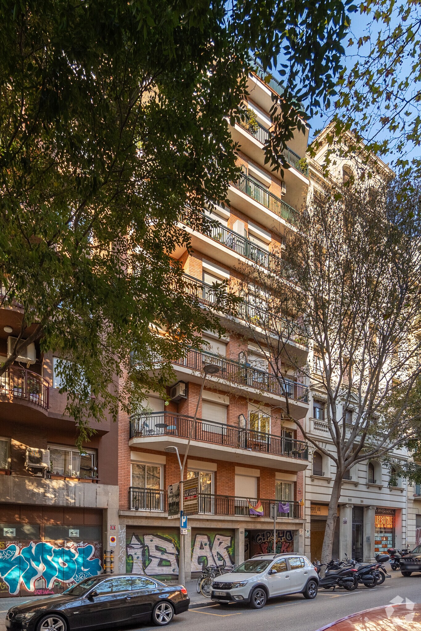 Immeuble residentiel dans Barcelone, Barcelona à vendre Photo principale– Image 1 sur 3