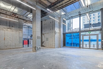 591 Yonge St, Toronto, ON à louer Photo intérieure– Image 1 sur 6