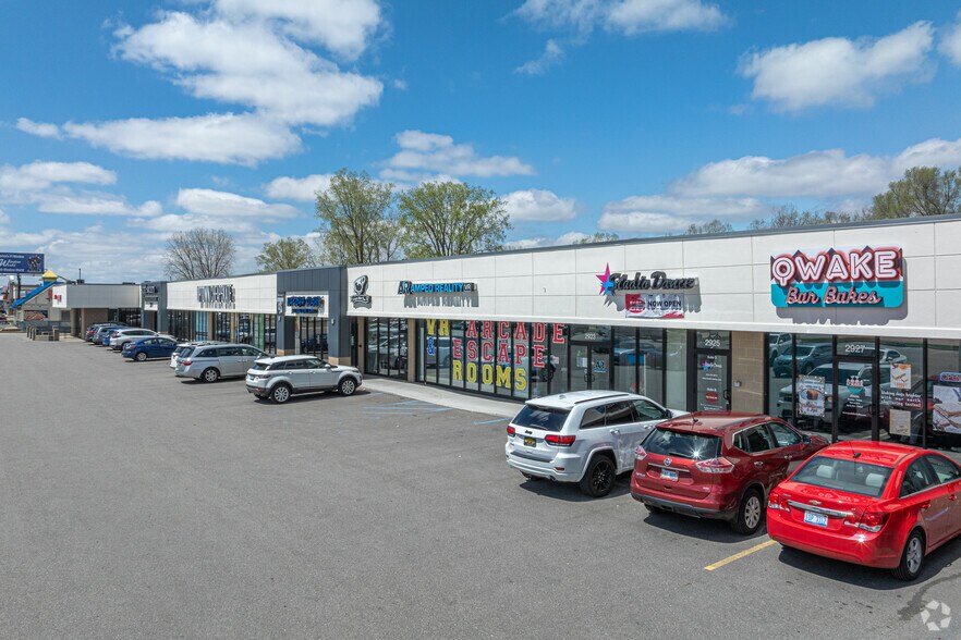 2889 28th St SE, Kentwood, MI à louer - Photo de l’immeuble – Image 2 sur 4