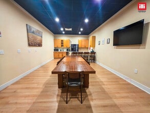 18551 Ventura Blvd, Tarzana, CA à louer Photo intérieure– Image 1 sur 7