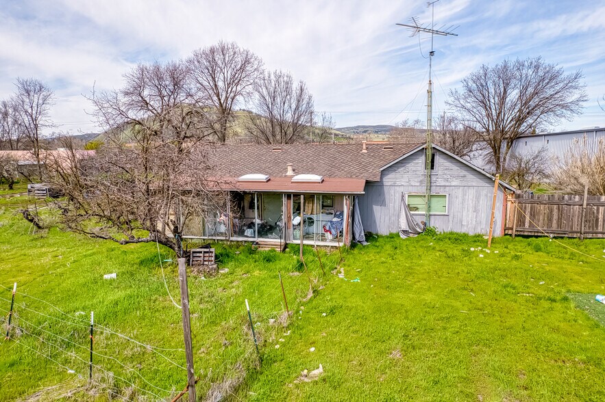 14895 Olympic Dr, Clearlake, CA à vendre - Photo de l’immeuble – Image 2 sur 12