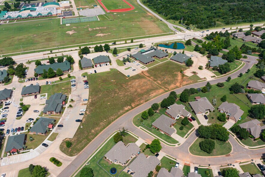 2852,2868, & 2932 N Kelly Ave portefeuille de 3 biens à vendre sur LoopNet.fr - Aérien – Image 1 sur 25