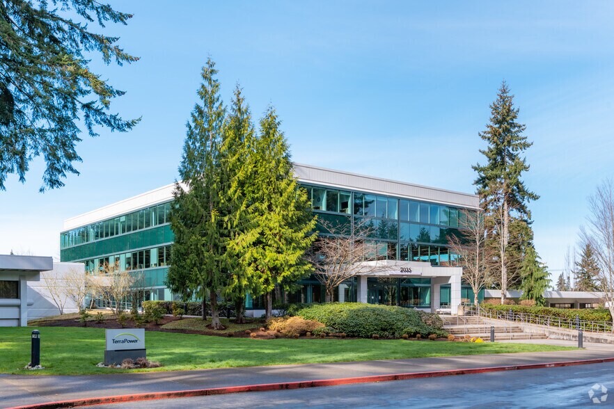 2333 158th Ct NE, Bellevue, WA à louer - Photo de l’immeuble – Image 1 sur 10