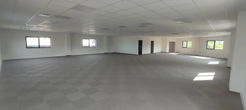 Bureau dans Bourgoin-Jallieu à louer - Photo de l’immeuble – Image 1 sur 12