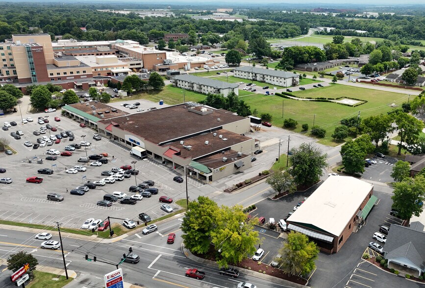 437 E Main St, Gallatin, TN à louer - Photo de l’immeuble – Image 3 sur 6